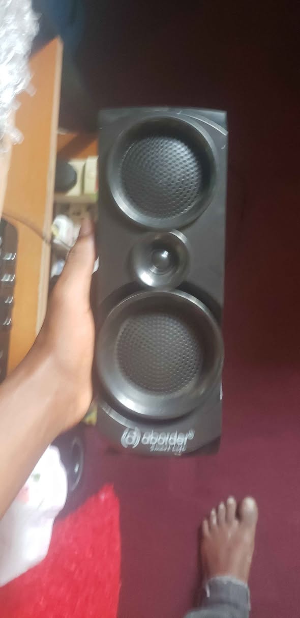A picture of Tv kin gamuzi redio vyote 180000