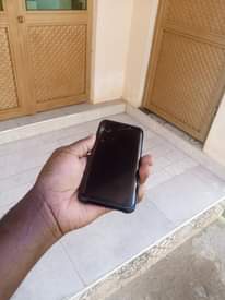 A picture of Samsung Galaxy s8 slightly cracked 64gb 4gbram fast charging system