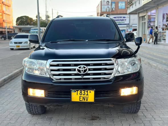 A picture of LANDCRUISER V8