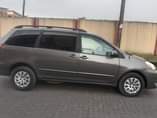A picture of Toyota Sienna 2004