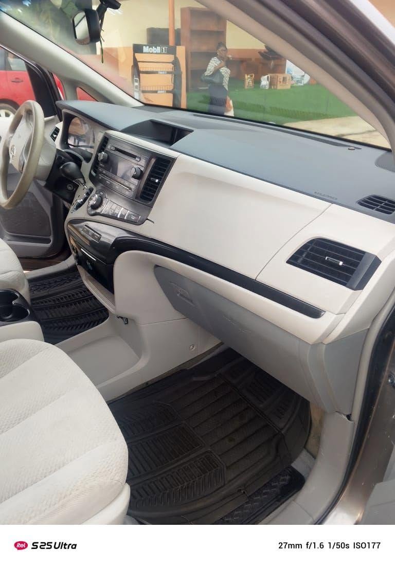 A picture of Toyota Sienna 2014 Model