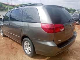 A picture of Neatly Nigerian used Toyota sienna Engine and gear untampered Chilling