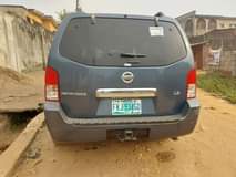 A picture of Nissan pathfinder LE 2005 model