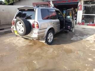 A picture of Toyota Rav 4.