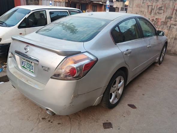 A picture of use Nissan Altima 2007 V6 in a good condition everything