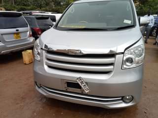 A picture of TOYOTA NOAH