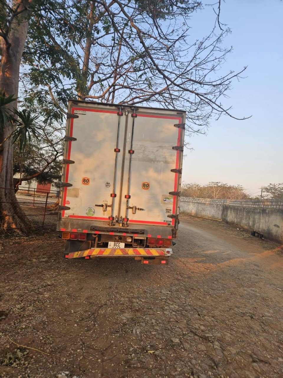 A picture of Hino Truck For Quick Sale 2006 Model 15 Ton Price