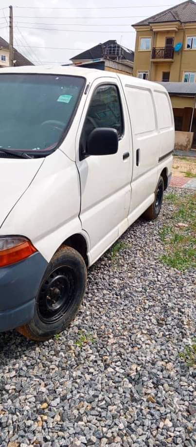 A picture of Toyota haiace bus Very sound engine and gear Manually transmission