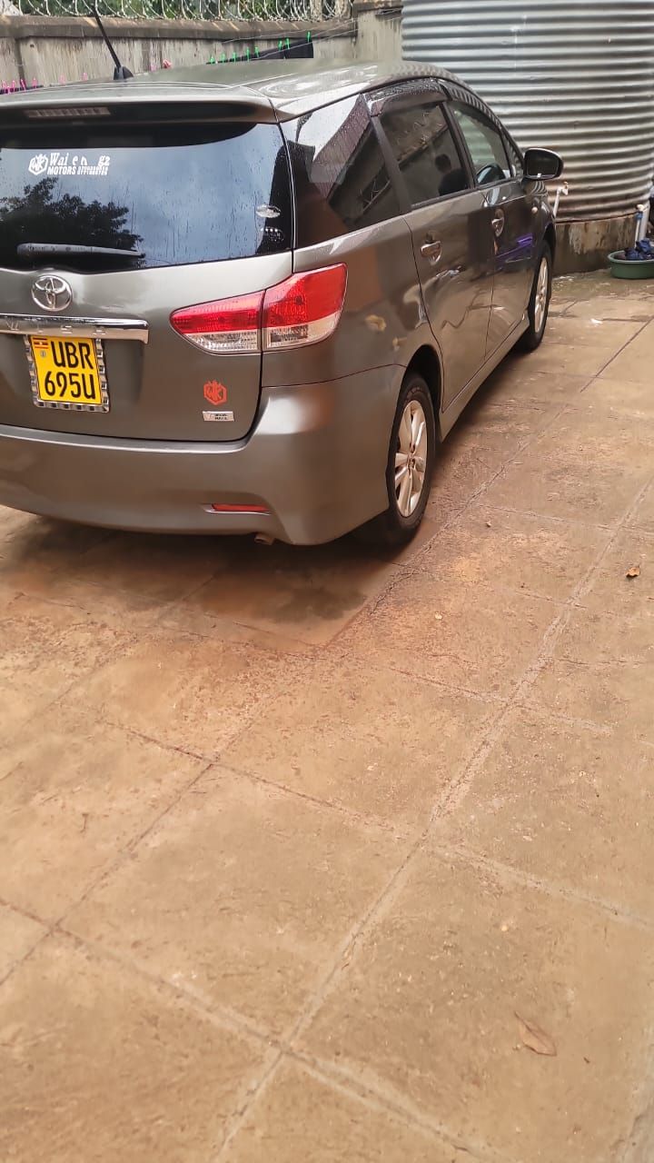 A picture of Toyota wish 2010