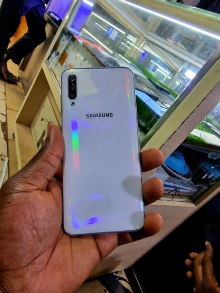 A picture of Samsung galaxy A70 128gb 6gbram dual sim screen fingerprint at