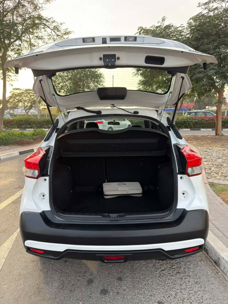 A picture of Nissan kicks SV gcc model 2017 971566482809