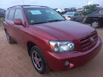 A picture of Toyota Highlander 2004 Model 4 plugs