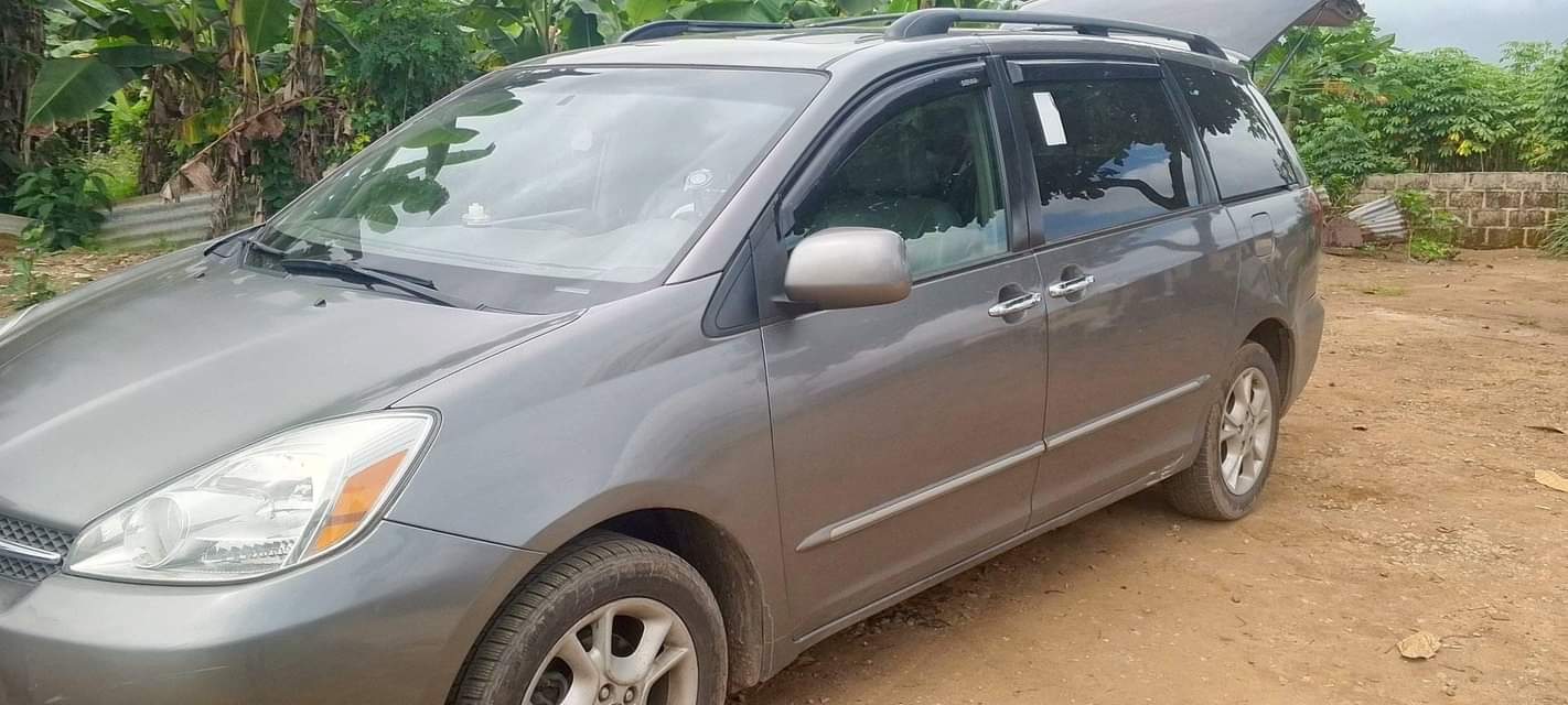 A picture of Toyota sienna 2004