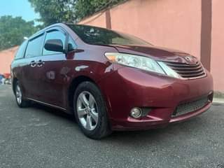 A picture of Toyota Sienna 2015