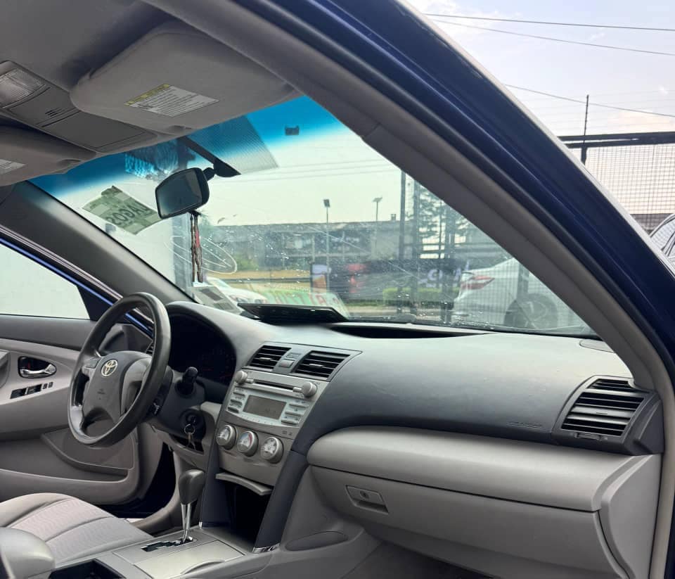 A picture of 2010 Toyota Camry LE 08151194368