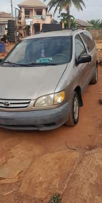 A picture of Toyota Sienna 2004