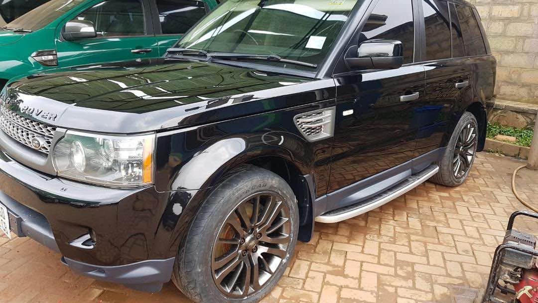 A picture of Range Rover 2011 model with SSD number plate is plate
