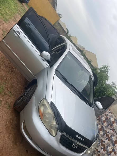 A picture of Toyota Corolla LE 04