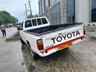 A picture of Toyota hilux Singo engine 5L Gari nzuri sana Bei 19milioni