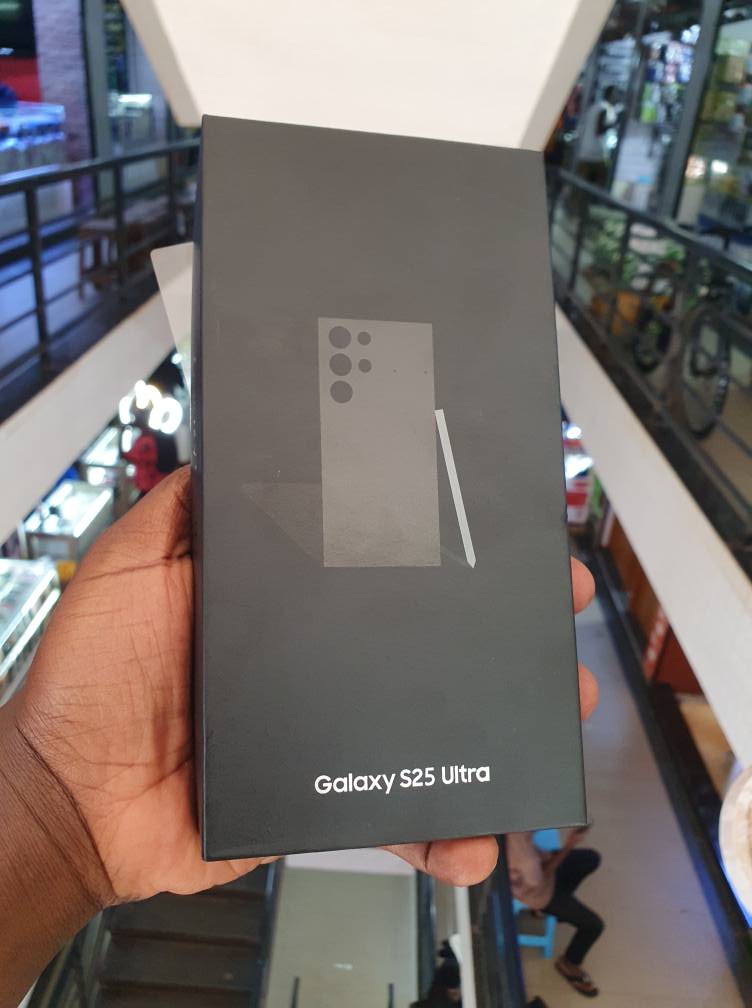 A picture of Samsung Galaxy S25 ultra 5G Quick cash needed. 2 500.000