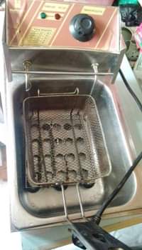A picture of Used deep fryer 6ltrs glass food display on sale at