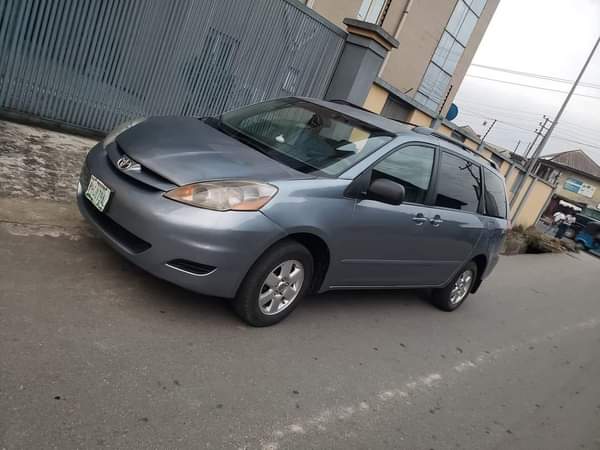 A picture of BELGIUM GRADE 2005 MODEL TOYOTA SIENNA Absolutely nothing to fix