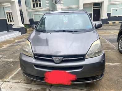 A picture of 06 Toyota sienna Engine and gear Ac needs attention V6