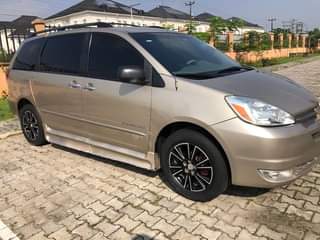 A picture of Toyota Sienna 2005 Model