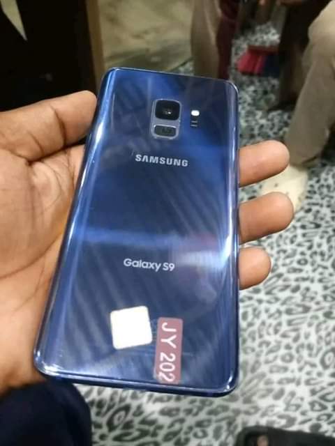 A picture of Samsung galaxy s9 haina kipengele zaid ya kadoa kadogo saaaaaana