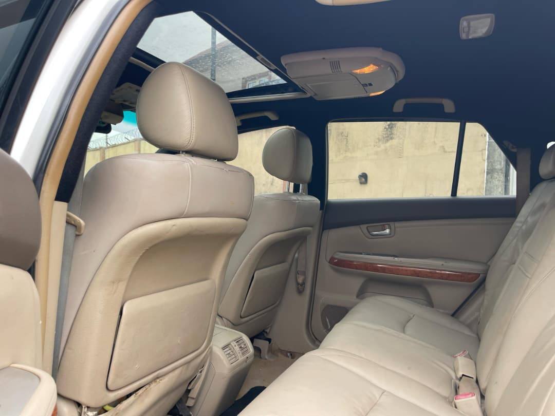 A picture of Lexus Rx 330 full option