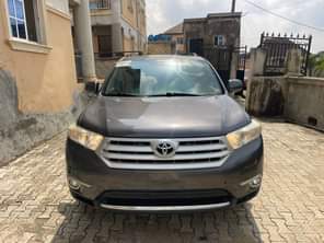 A picture of This is fully loaded Toyota Highlander 2013 model direct toks