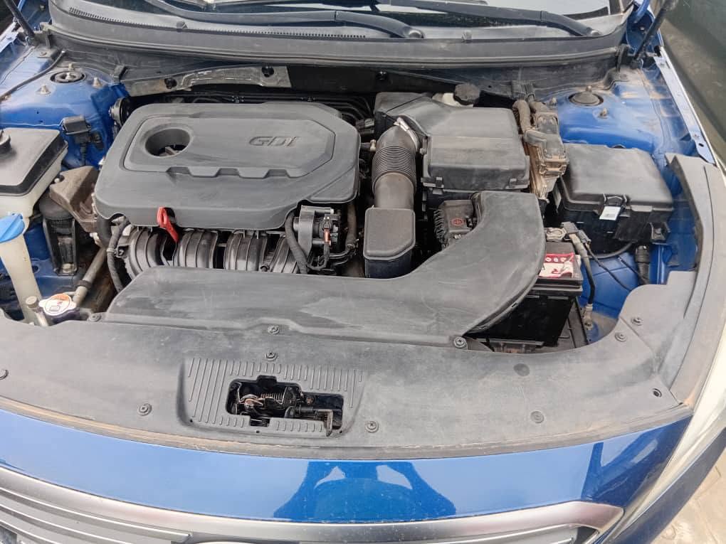 A picture of Tokunbo Hyunda Sonata 2016 untouched engine gear and a c