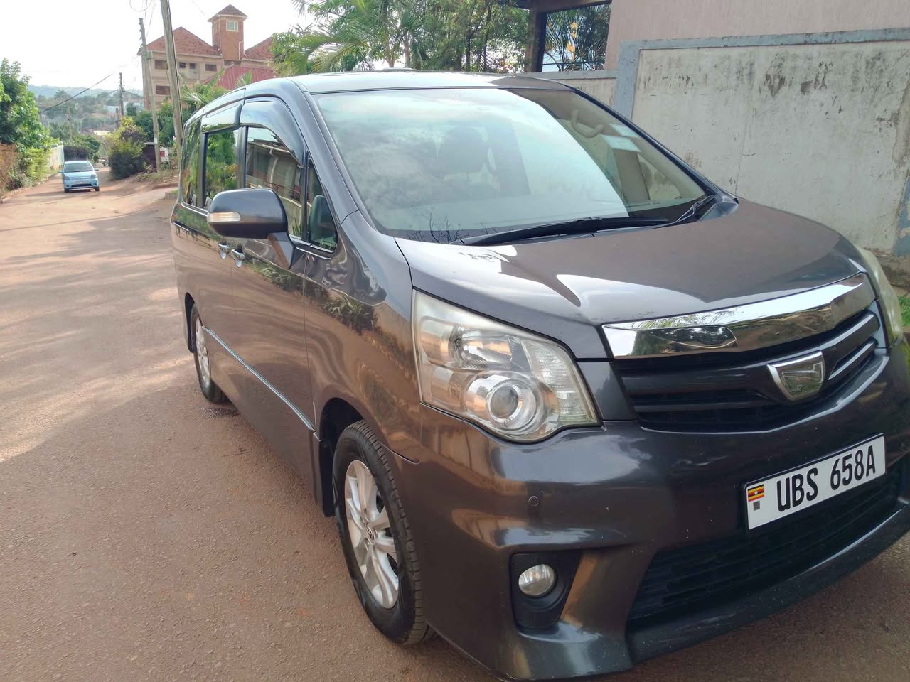 A picture of Toyota Noah 2011