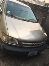 A picture of Toyota sienna 1999 model very clean sound nothing to fix