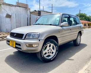 A picture of Rav4 old model