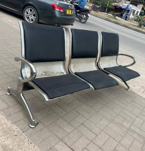 A picture of Waiting bench. Bei. 185000 Free delivery Boss sabufa speaker 5.