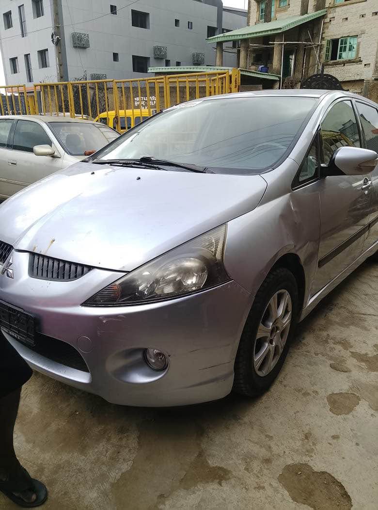 A picture of 2014 model FOREIGN USED Mitsubishi Grandis