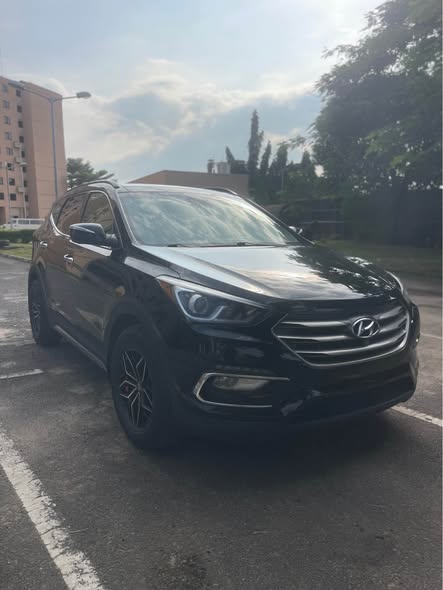 A picture of Direct Tokumbo 2017 Hyundai Santa Fe