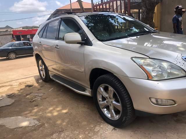 A picture of Serious buyer only please Registered Lexus Rx 330 05 model