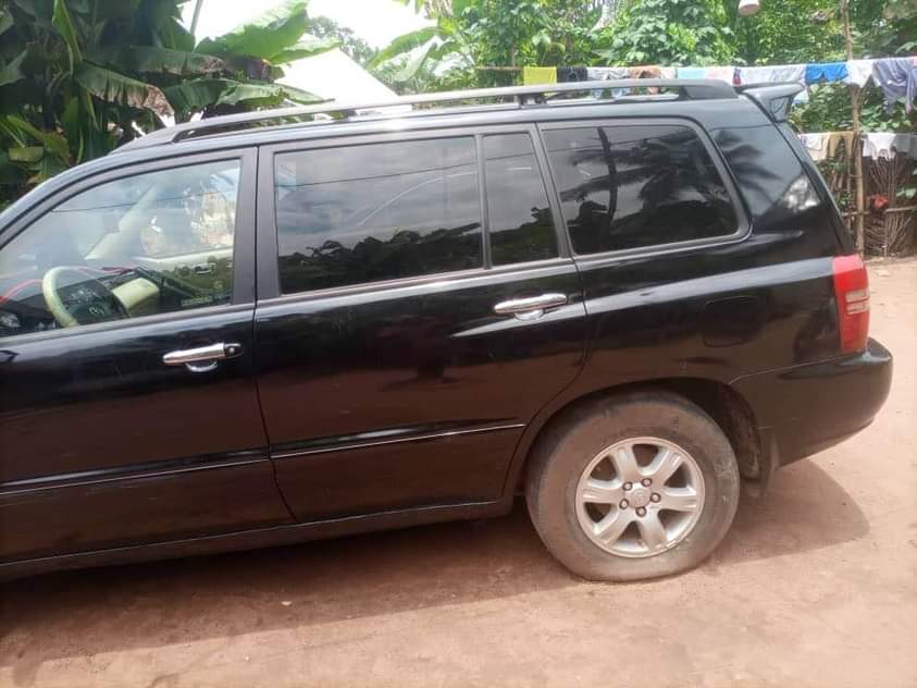 A picture of Toyota Highlander Owerrri imo state Nonny autos deal Engine smokes