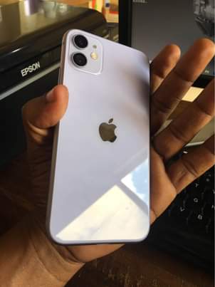 A picture of Iphone 11 Plain GB 128 Laini mbili