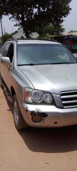 A picture of Toyota highlander 2003 model Sound engine and gear Clean body