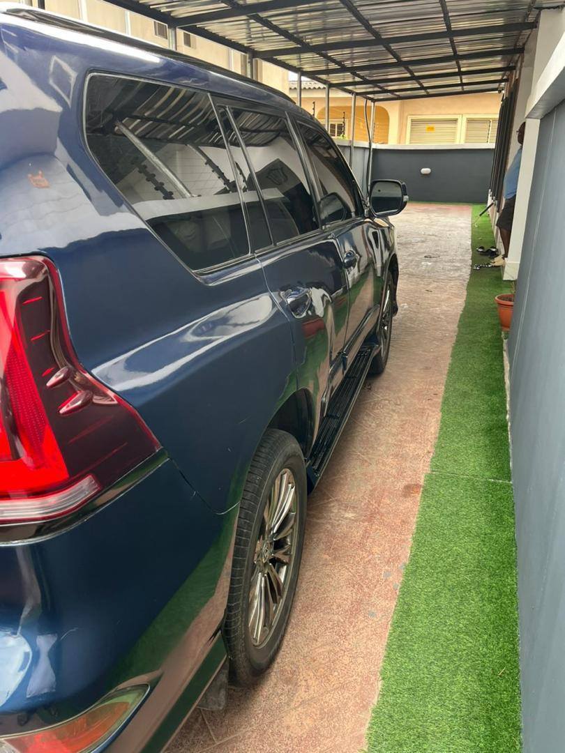 A picture of GX460 2015