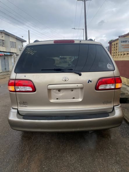 A picture of Toyota Sienna LE 02