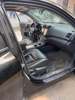 A picture of Quick deal Clean 2012 Toyota Highlander 3 rows Baked on