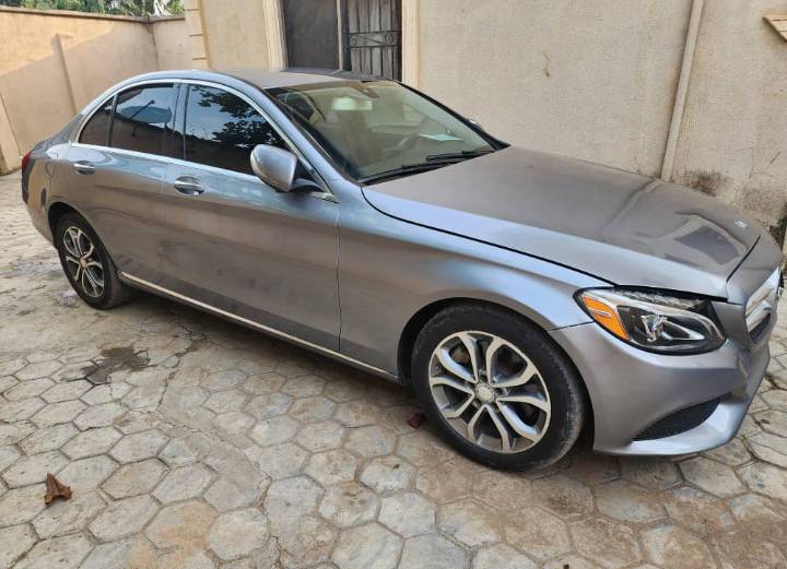 A picture of Mercedes Benz 300