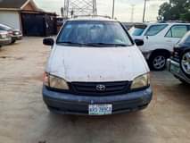 A picture of Toyota sienna 2002 model