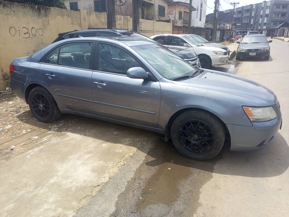 A picture of Hyundai Sonata 2010 USED