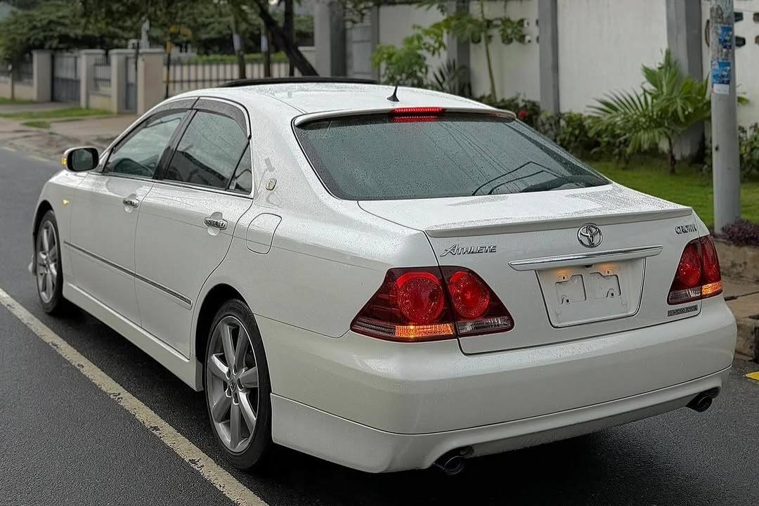 A picture of TOYOTA CROWN ATHLETE