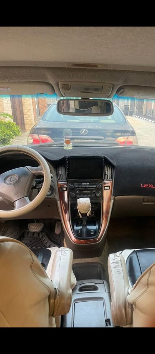 A picture of Lexus Rx 300